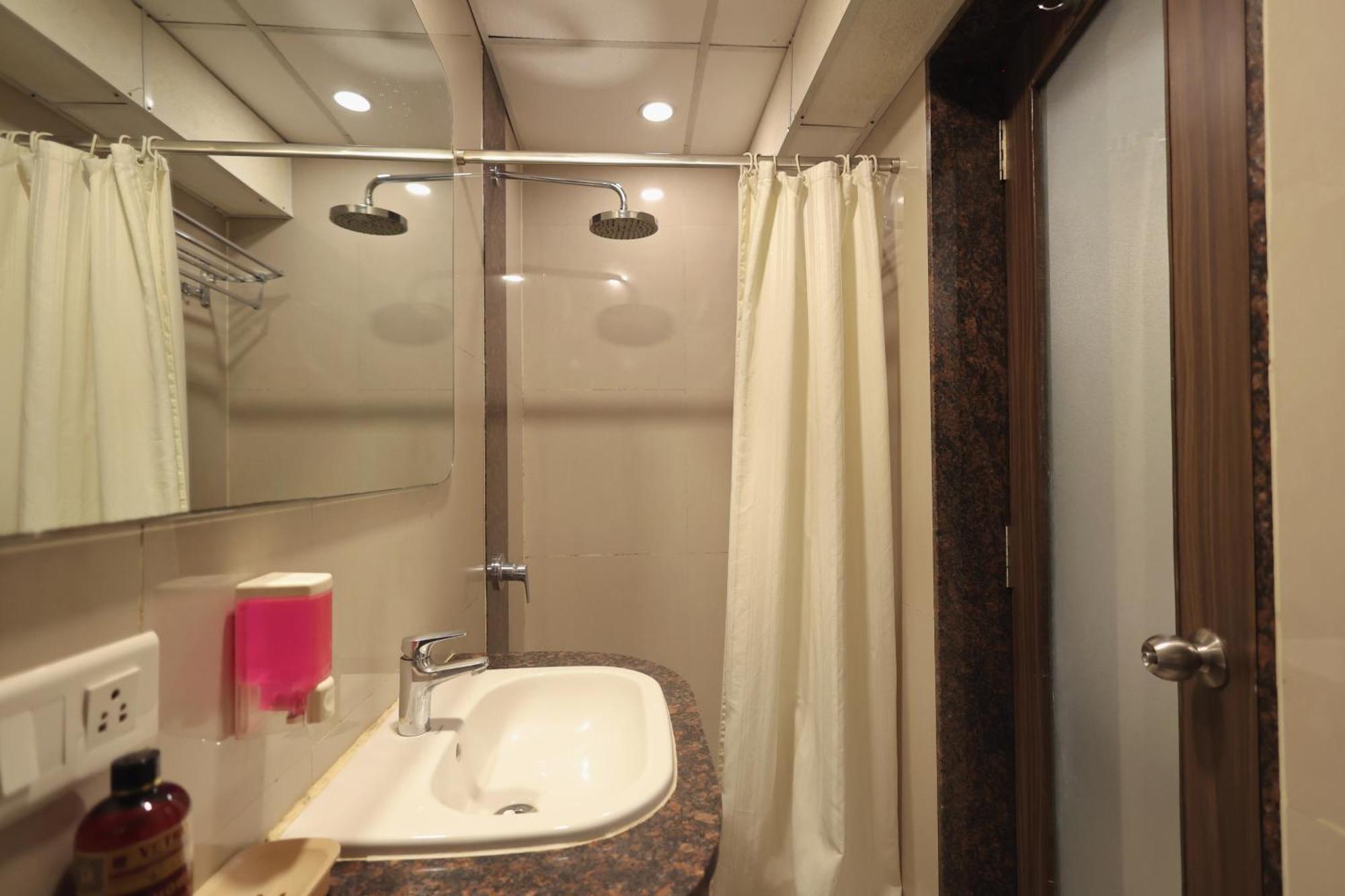 Hotel Vetro Inn Σουράτ Εξωτερικό φωτογραφία