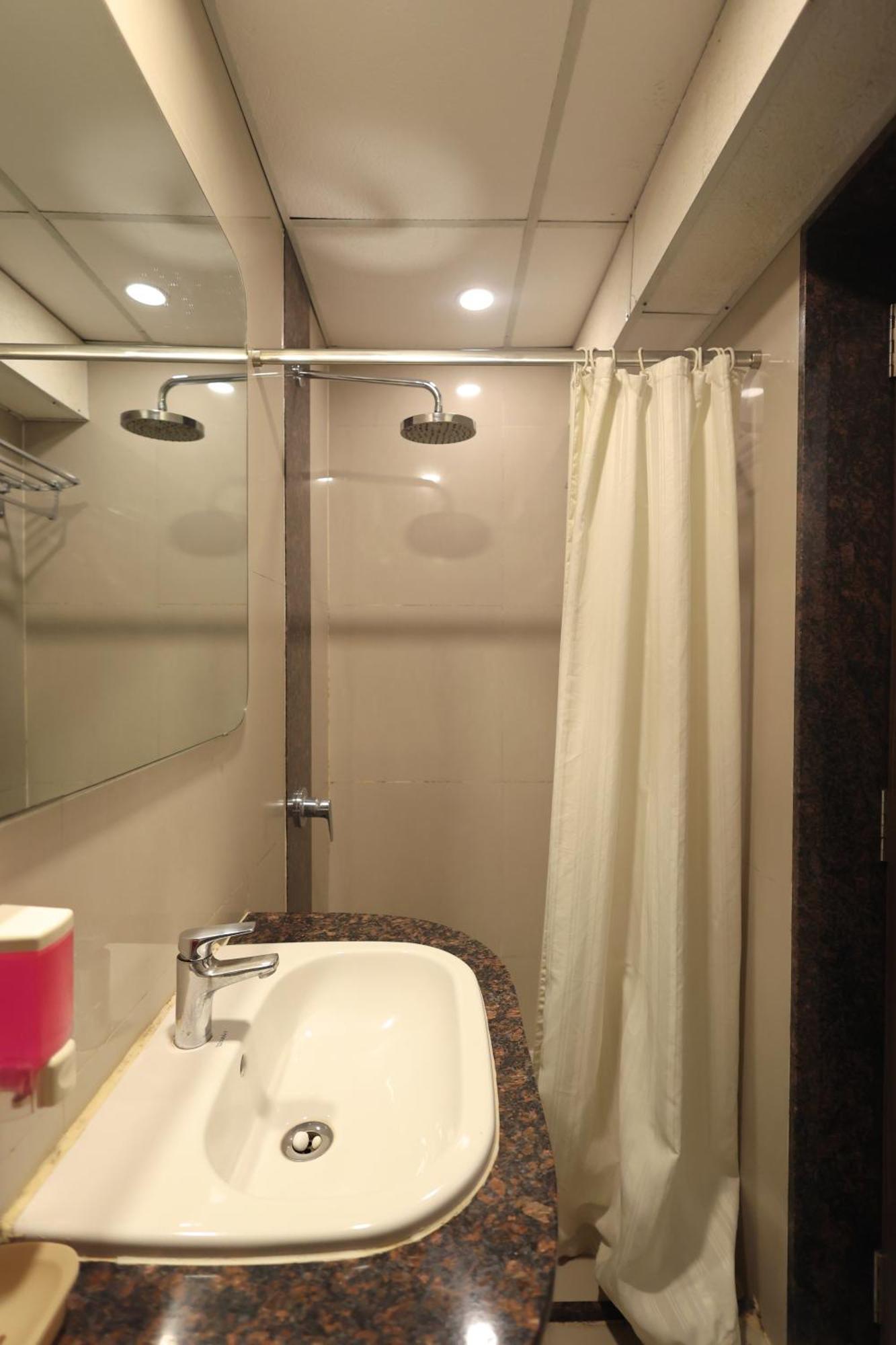 Hotel Vetro Inn Σουράτ Εξωτερικό φωτογραφία